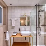 Doms Boutique Living ホテル 4*